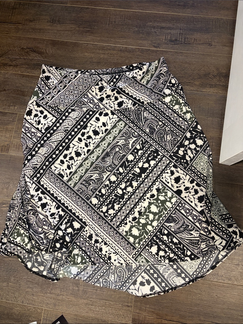 Roz & Ali Black, White & Green Patterned Skater Skirt